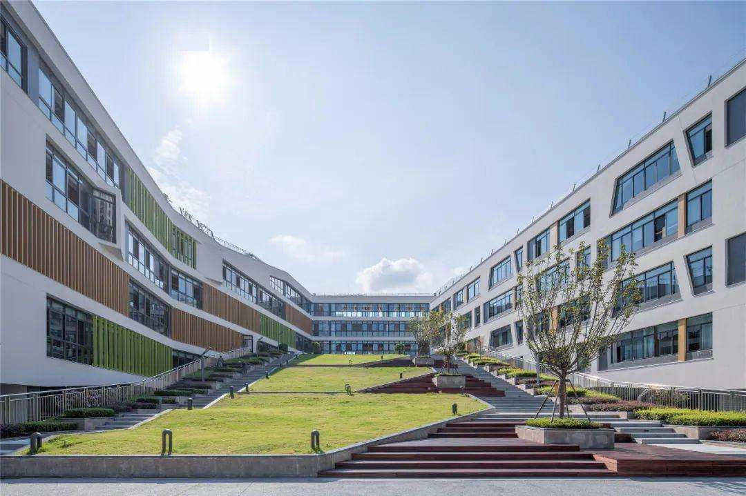 成都市金苹果中学(图1)